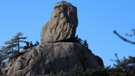 黄山奇石狮子抢球 黄山奇石狮子抢球